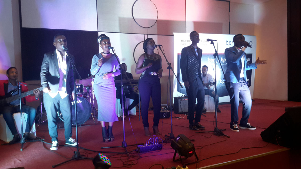 Abakiriya ba BPR basusurukijwe b'umuhanzi Mani Martin 