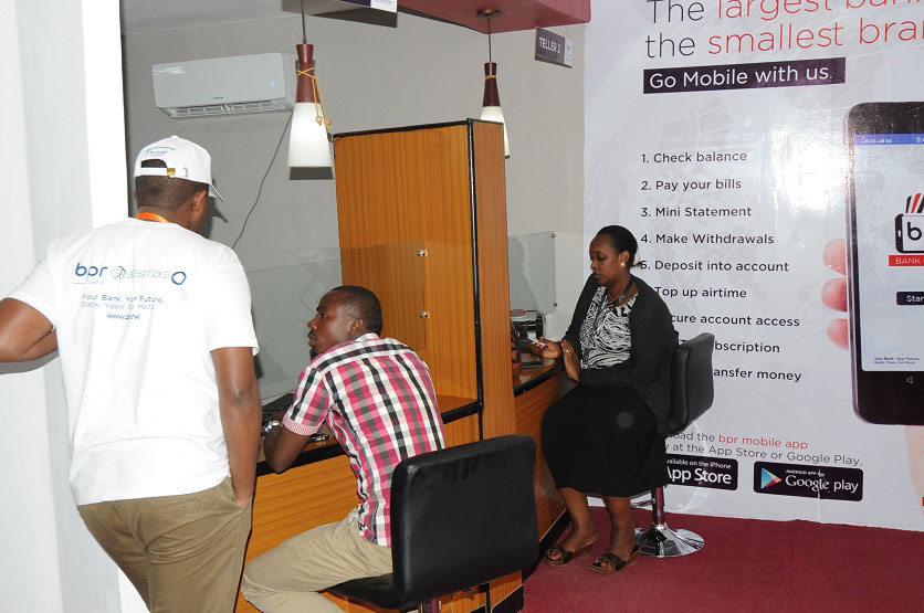 Umuturage ari gufunguza konti muri BPR