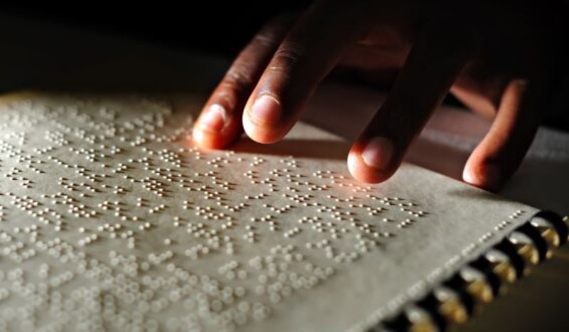 Abatabona bafite ikibazo cyo kutabona ibitabo bisemuwe mu nyuguti za Braille babasha gusoma bakoresheje intoki