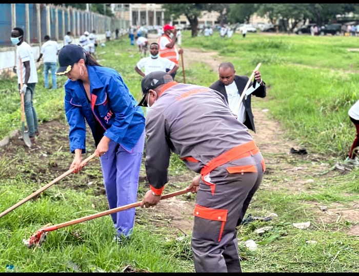 Ministiri Mondelé na Madamu we na bo bitabiriye uwo muganda