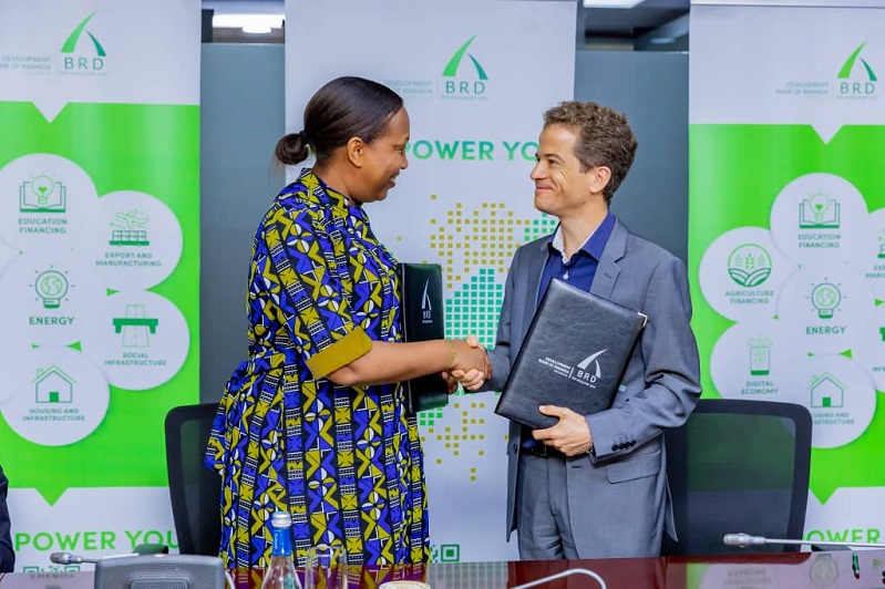 Kampeta Sayinzoga wa BRD hamwe Umuyobozi wa AFD mu Rwanda, Arthur Germond 