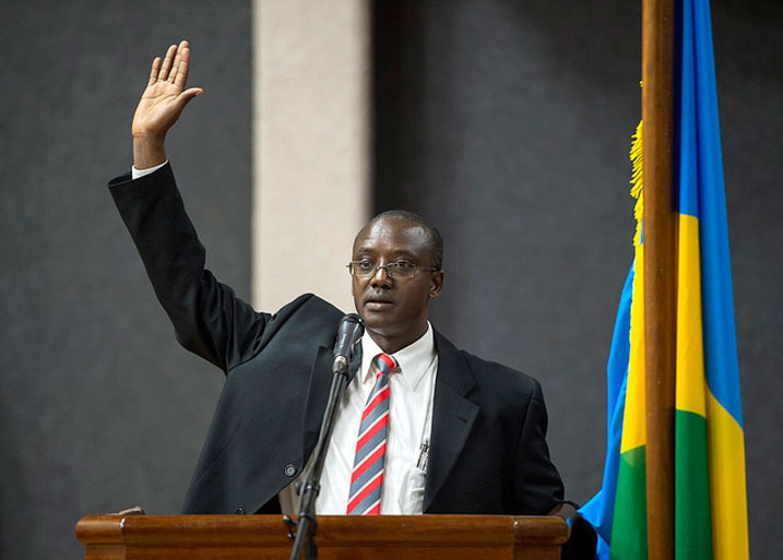 Brig Gen Joseph Nzabamwita, wahoze ari Umuvugizi w'Ingabo z'u Rwanda, arahirira imirimo mishya yo kuba Umunyamabanga Mukuru w'Urwego rw'Igihugu rushinzwe Iperereza n'Umutekano. 