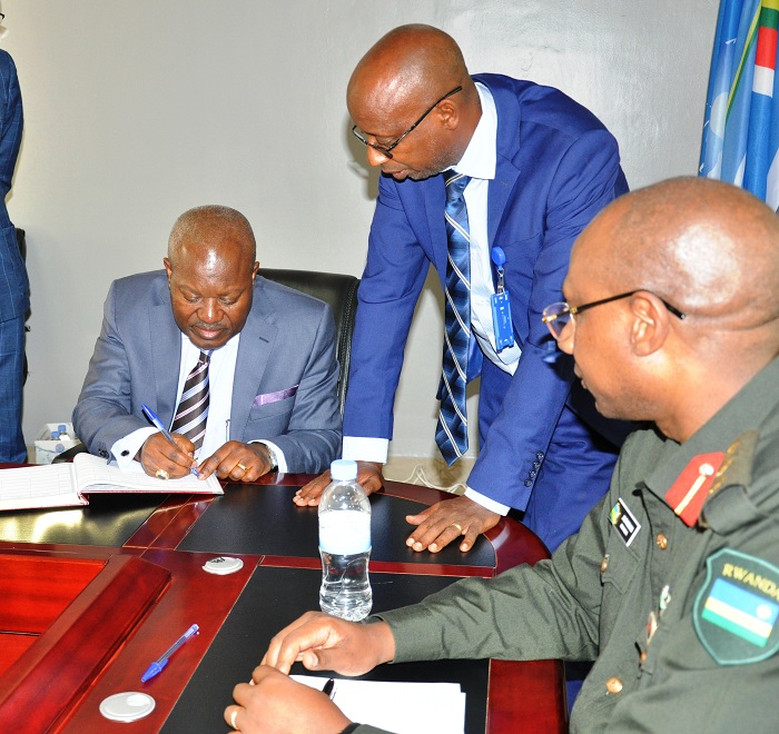Brig Gen BITOTE Andre Patrice yandika mu gitabo cy'abashyitsi