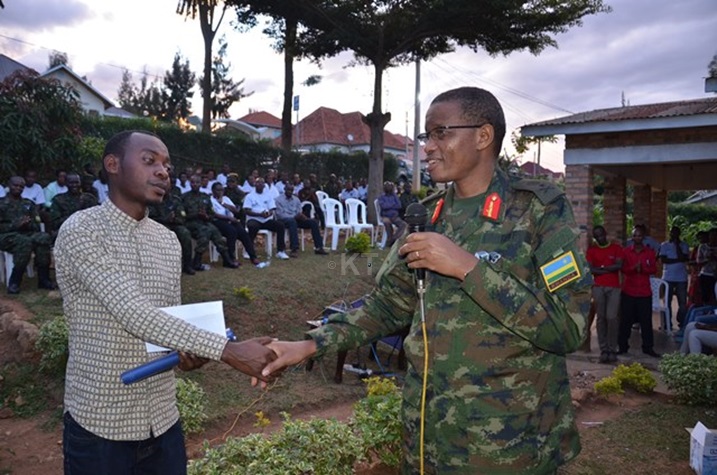 Brig. Gen. Emmanuel Ndahiro ashyikiriza inkunga aba bana izabafasha kwishyura mituweri.