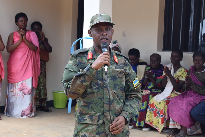 Brig Gen Eugene Nkubito aganiriza abatuye umurenge wa Kinyababa