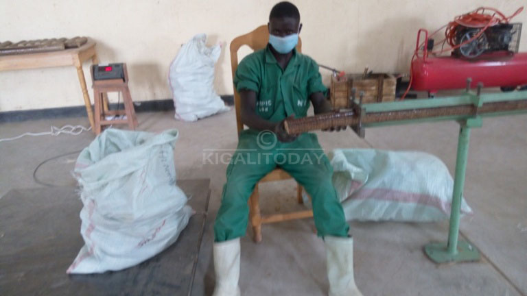 Umukozi ari mu ruganda akoresha imashini yabugenewe ikora Briquettes 