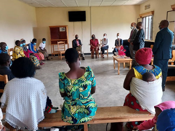 Basuye bamwe mu baturage bateye inkunga