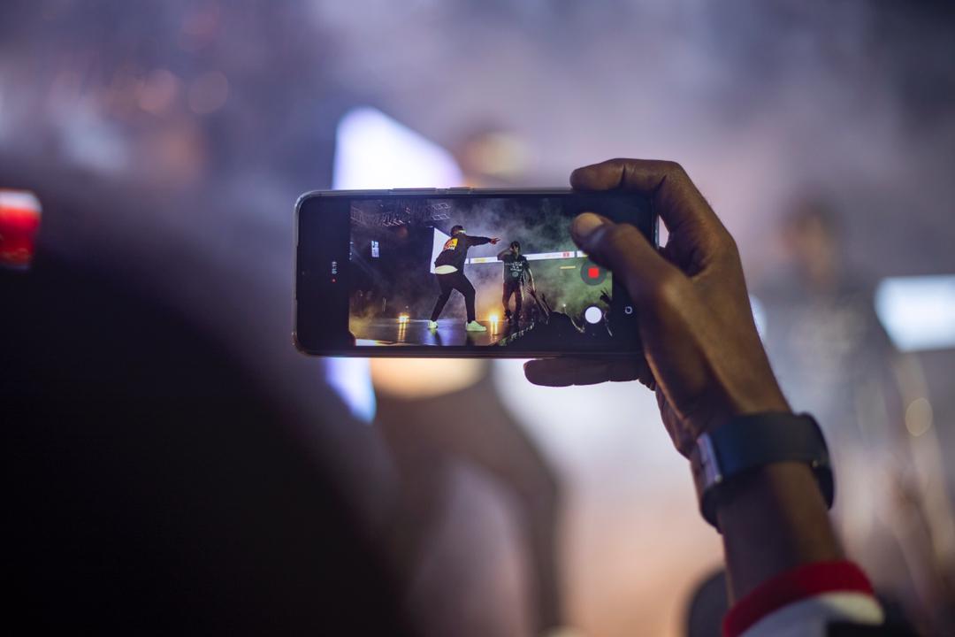 Yafashe amashusho y'urwibutso nka gihamya ko yari ahibereye bitari inkuru mbarirano