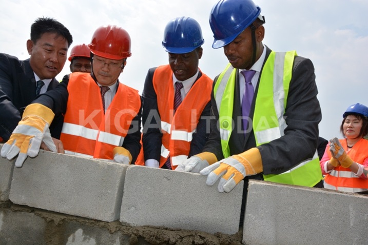 Bubakaga ibuye fatizo ahazubakwa iri shuri.