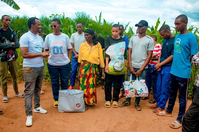 Bubakiye umukecuru bamuzanira n'ibyo kurya