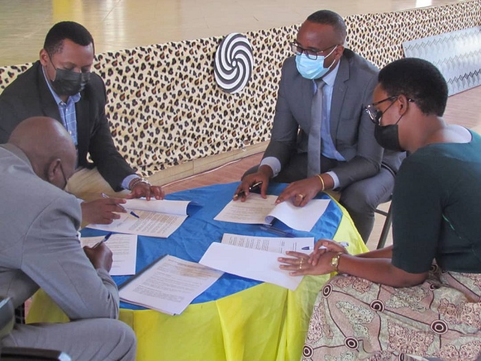 Bahigiye kurandura ubukene no kurengera umwana