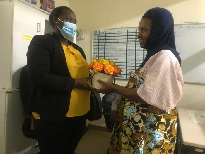 Visi Meya Imanishimwe Yvette ashyikiriza Uwiragiye Marie Chantal indabo