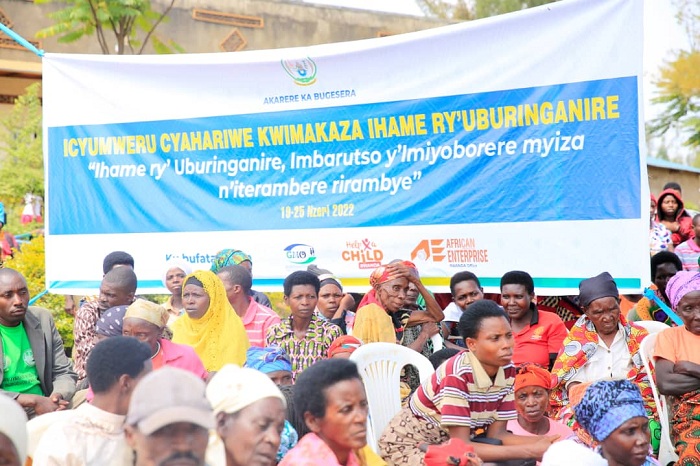 Abaturage bishimiye gukomorerwa bakandikisha abana babo