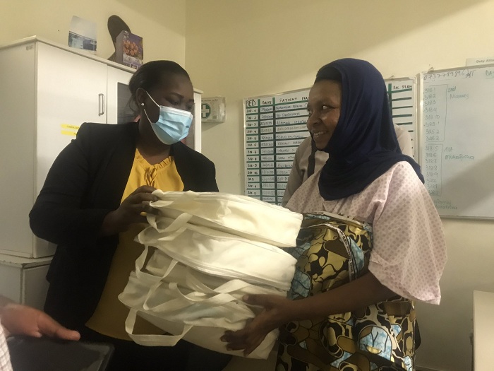 Visi Meya Imanishimwe ashyikiriza Uwiragiye imyambaro y'abana