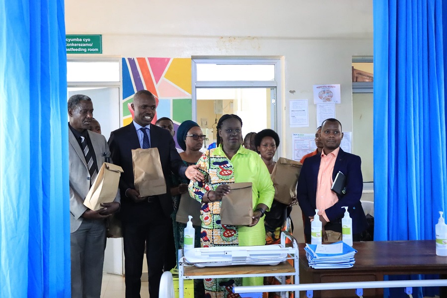 Abayobozi batandukanye bageneye impano abarwayi