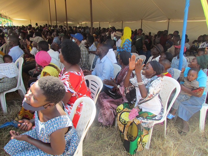 Abaturage bishimiye igikorwa bakoze cyo kwiyubakira ibiro by'umudugudu