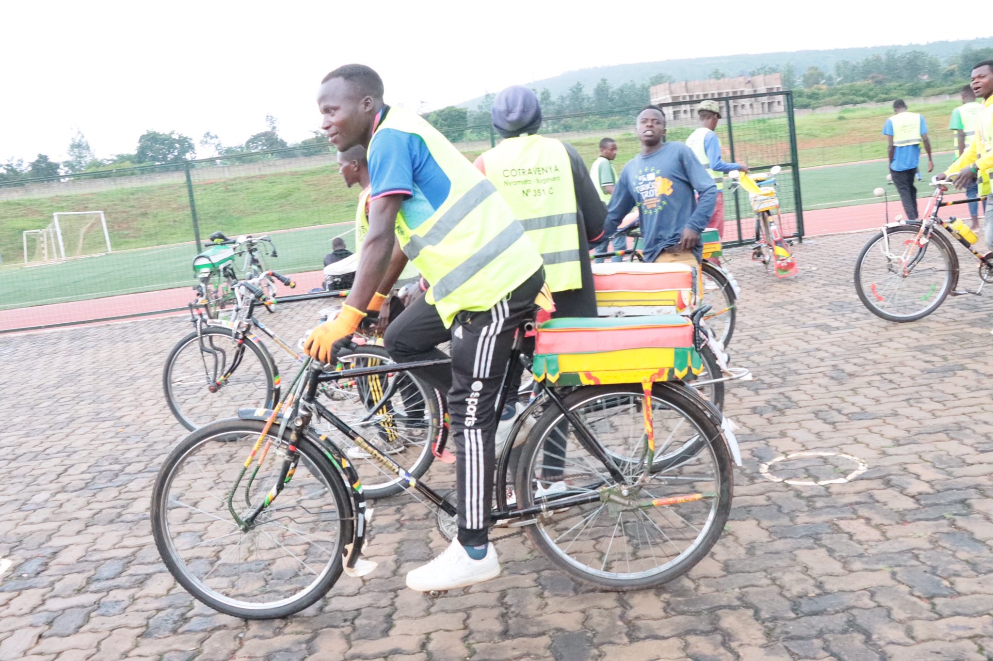 Abanyonzi bibukijwe ko gupakira imizingo irenze ubushobzi b'igare biteza impanuka