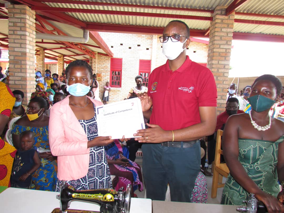 Abagore n'abakobwa barenga 40 bahawe impamyabushobozi banahabwa imashini zo kudoda zizabafasha kurushaho kwiteza imbere