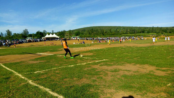 Umunyezamu Kwizera Olivier yitegura gutera umupira