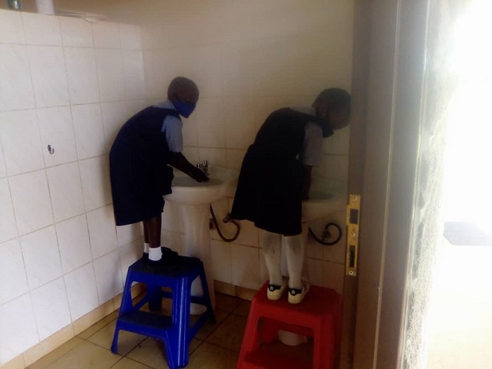 Abanyeshuri bakaraba intoki