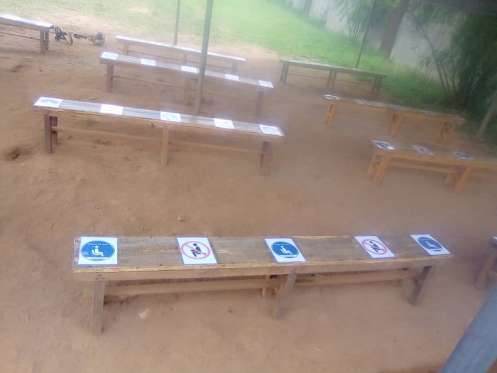 Hashyizweho uburyo bwerekana aho bemerewe kwicara n'ahatemewe mu rwego rwo kwicara bahanye intera