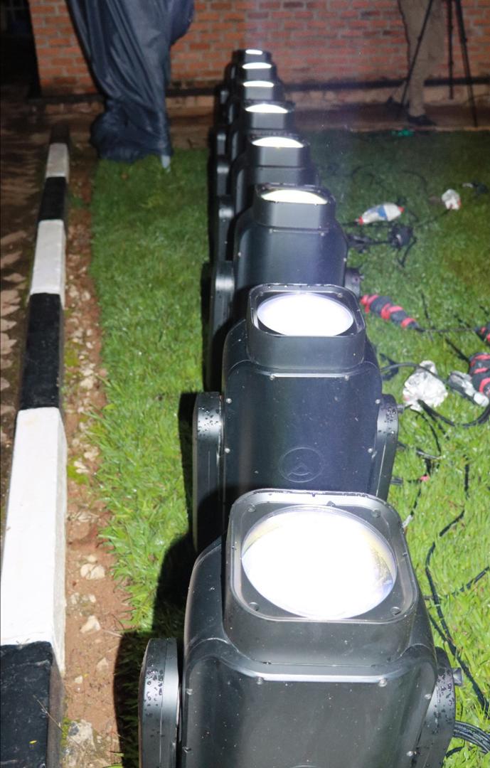 Aya matara yaka yerekeza urumuri mu kirere rukagera kure