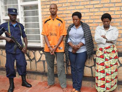 Bakurikiranyweho gufata umuntu bugwate no kumwambura utwe.