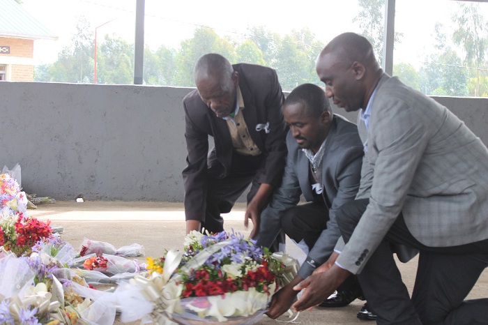 Bunamiye abazize Jenoside bashyira indabo aho bashyinguwe