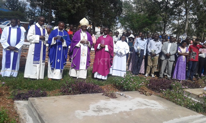 Bunamiye abishwe muri Jenoside bashyinguwe mu rwibutso rwa Nyakarambi.