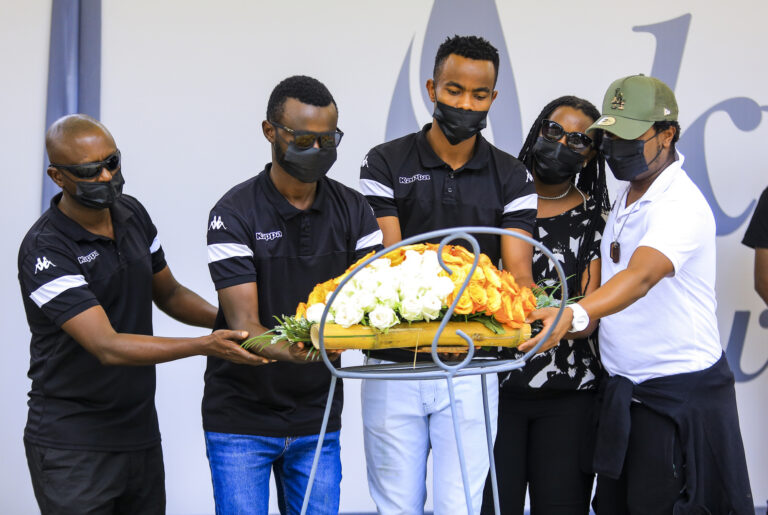 Buregeya Prince na Manishimwe Djabel bashyira indabo ku mva ishyinguyemo abazize Jenoside yakorewe Abatutsi mu 1994 ku rwibutso rwa Gisozi