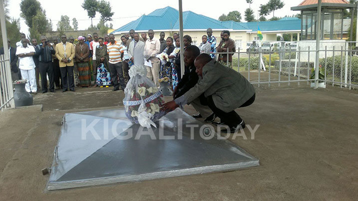 Umuyobozi w'Akarere ka Burera, Sembagare Samuel na Depite Semasaka Gabriel bashyira indabo ku rwibutso rwa Jenoside rwa Rugarama, ahashyinguwe imibiri 13 y'abazize Jenoside. 