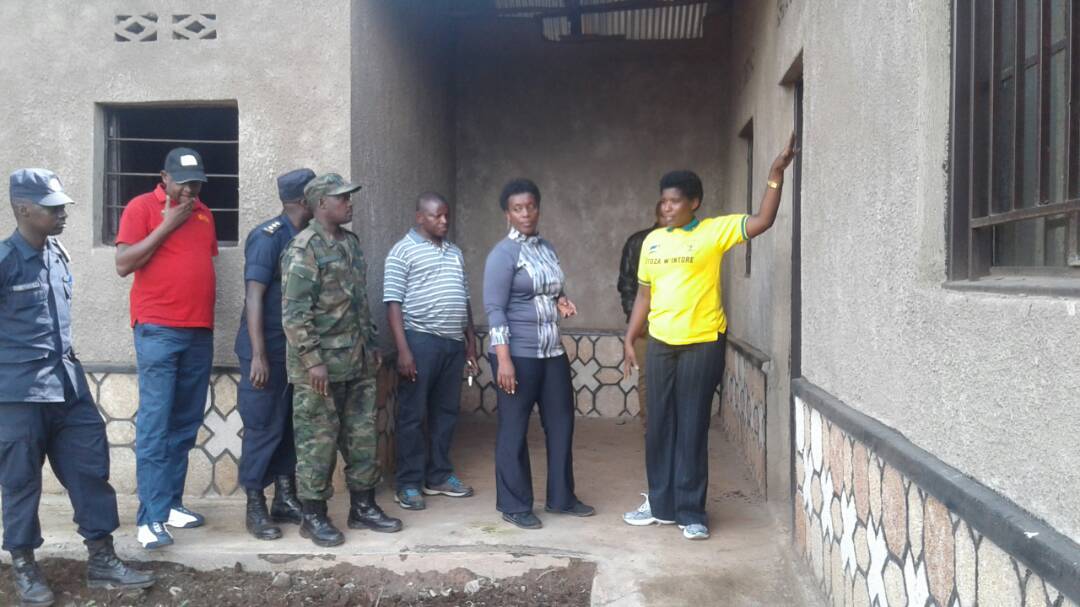 Minisitiri w'ubuzima Dr Gashumba Diane afatanyije n'abandi bayobozi bo muri Burera nibo batashye uwo mudugudu