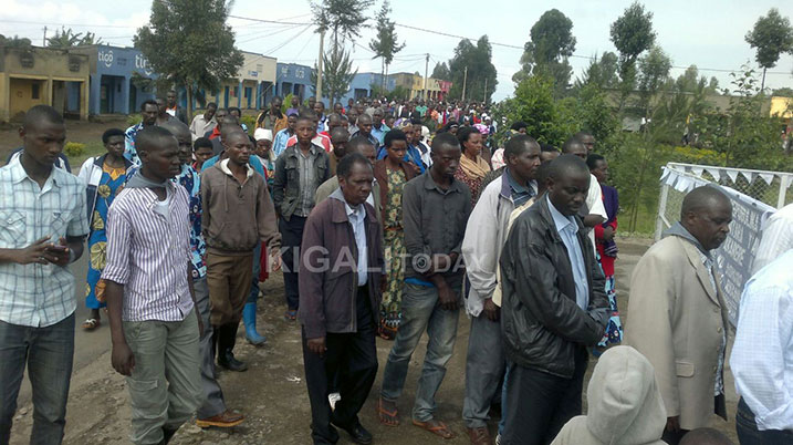 Ibikorwa byo kwibuka byabimburiwe n'urugendo rwo kwibuka abaturage bagana ku rwibutso rwa Jenoside rwa Rugarama.
