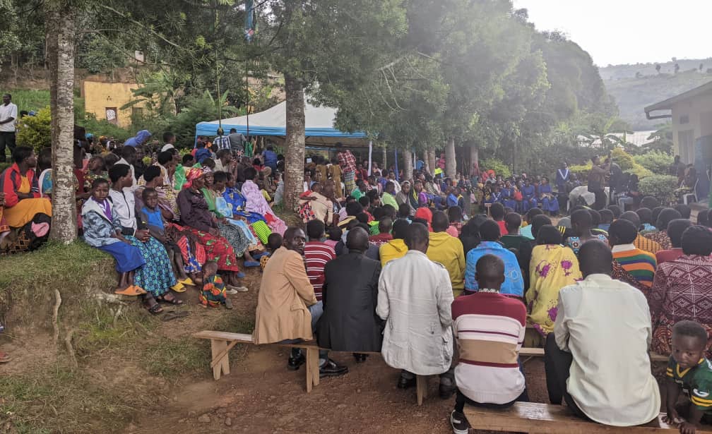 Abagize amatsinda yo kuzigama no kugurizanya bahuza imbaraga z'amaboko mu kuzamura bagenzi babo batishoboye