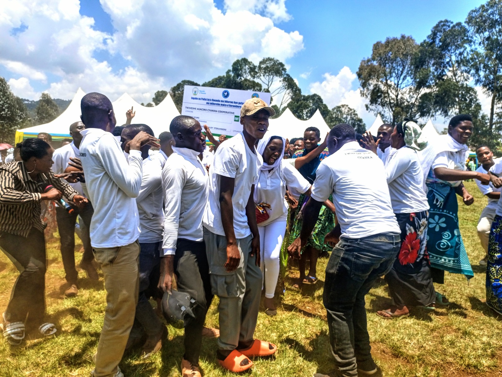 Bacinye akadiho bishimira icyo gikorwa cyiza cya Polisi y'u Rwanda