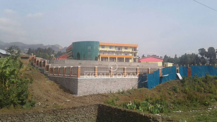 Urirebera kure ubona risa niryuzuye