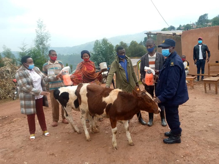 Umuyobozi w'Akarere ka Burera, Uwanyirigira Marie Chantal, yasabye abahawe inka kuzitaho