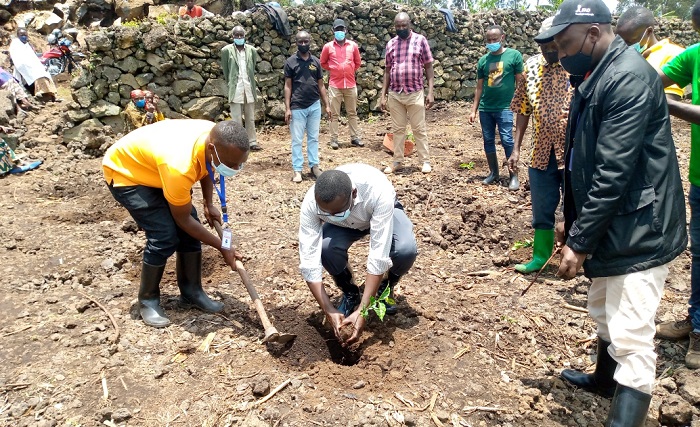 Visi Meya Munyaneza Joseph (urimo gutera igiti) avuga ko biyemeje kongera ibihingwa ngengabukungu