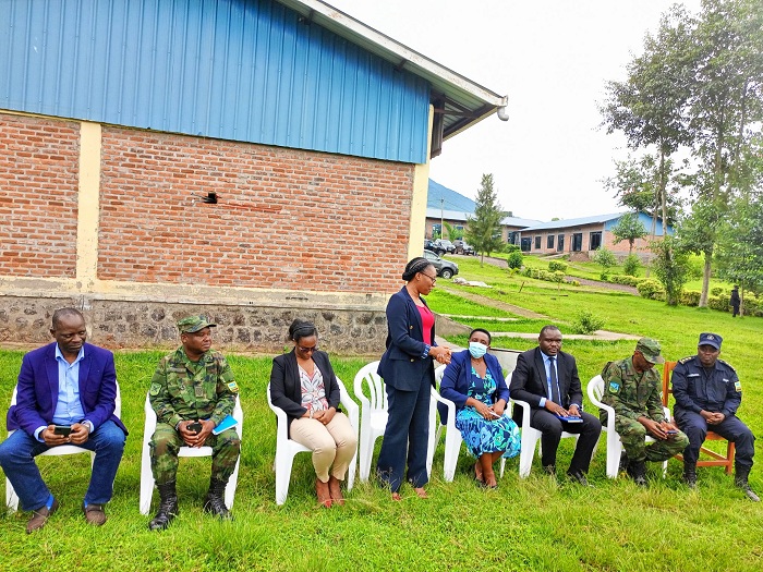 Minisitiri Bayisenge yasabye abo bakobwa gukomeza guteza imbere ubumenyi bafite 
