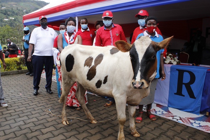Uwiduhaye Alliance wabaye uwa mbere yashyikirijwe inka