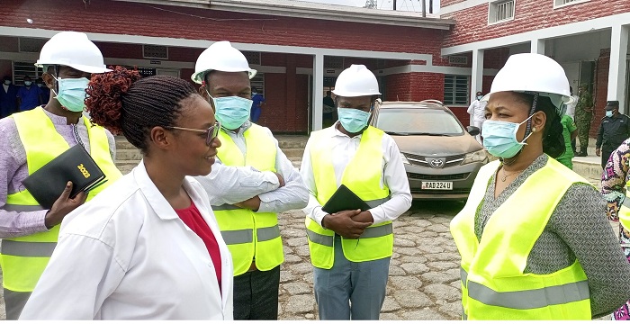 Minisitiri Mbabazi ubwo yasuraga uruganda rwa Kayitesi rutunganya kawunga