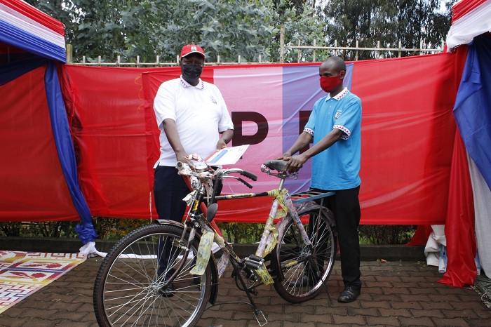 Senateri Habineza Faustin ashimira umwe mubahize abandi