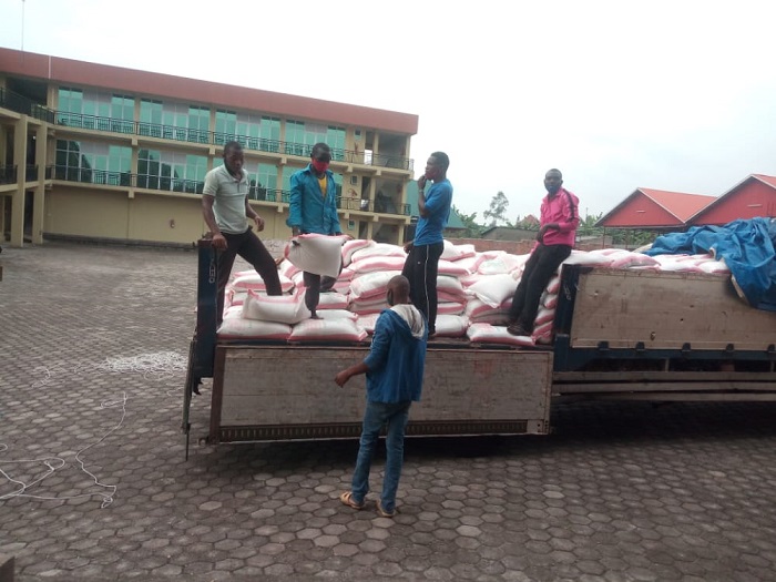 Iyi modoka irapakururwa ibicuruzwa bikabanza kubikwa mu bubiko buherereye mu murenge wa Cyanika