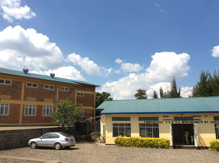 Uru ruganda Burera Dairy rwegeranye n'ikusanyirizo ry'amata rya Koperative CEPTL, abayigize bakavuga ko byabaruhuye urugendo rwa kure bakoraga bayajyana ahandi