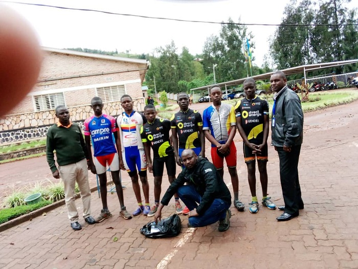 Uhereye i : Umuyobozi w'akarere na Burera wungirije ushinzwe imibereho myiza y'abaturage Manirafasha Jean de la Paix, Umuyobozi w'iyi kipe Jean de la Croix (wicaye) n'umukozi w'akarere ushinzwe urubyiruko na siporo (uhagaze wambaye ikote) hamwe n'abakinnyi