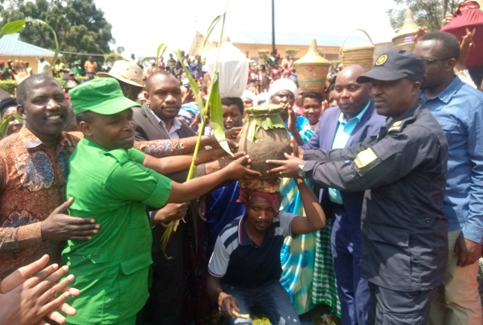 Abaturage bamuritse umusaruro baranaganuzanya