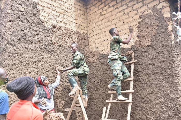 Ingabo z'Igihugu ziri mu bitabiriye umuganda wo kubakira abatishoboye mu Karere ka Burera