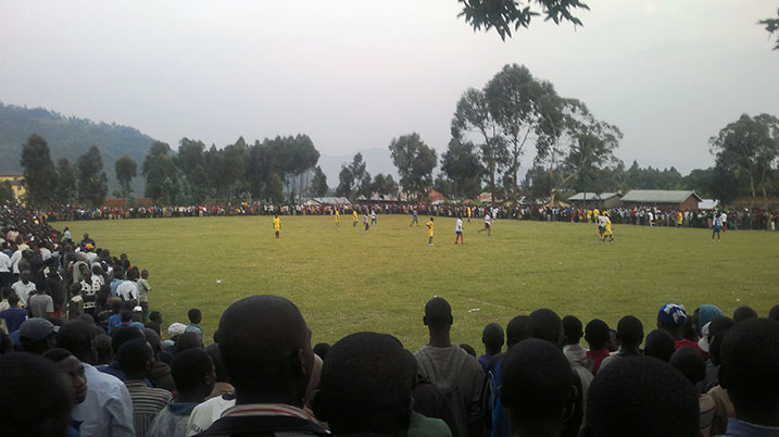 Buri mukino wahuzaga abantu babarirwa mu bihumbi baje kwihera amaso.