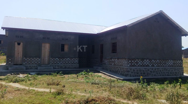 Buri muryango ufite igice cy'inzu gifite ibyumba bitatu n'uruganiriro, igikoni n'ubwiherero.