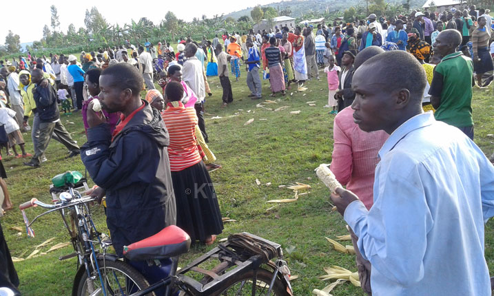 Basabanye barya ibigori.